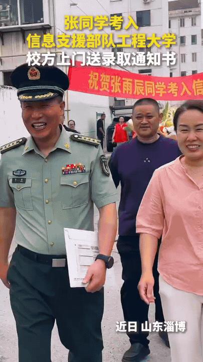 “火到人民日报了！”

山东淄博，一户人家里，妈妈正在厨房炒菜

听到楼下吵吵嚷