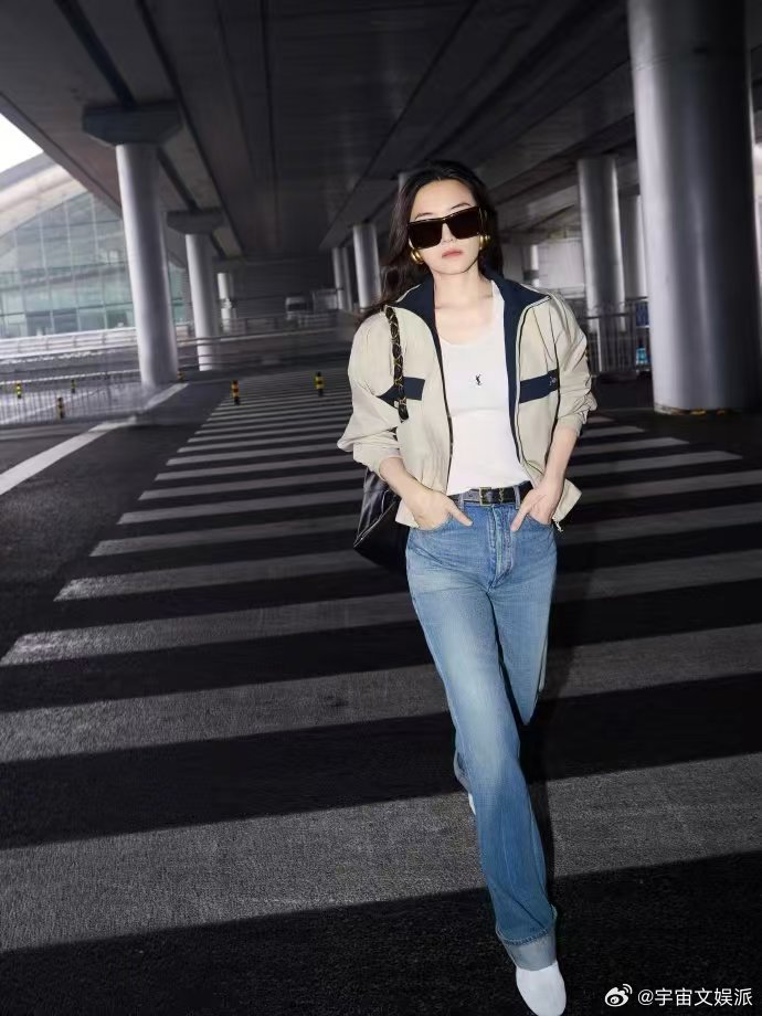 宋佳巴黎时装周出发路透 宋佳出发去巴黎时装周啦！简约穿搭尽显松弛感，身为YSL形