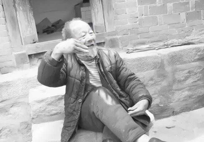 老人名叫段金锁，是平山县松坪村人，1924年出生。他精通武艺，学的是大洪拳，年轻