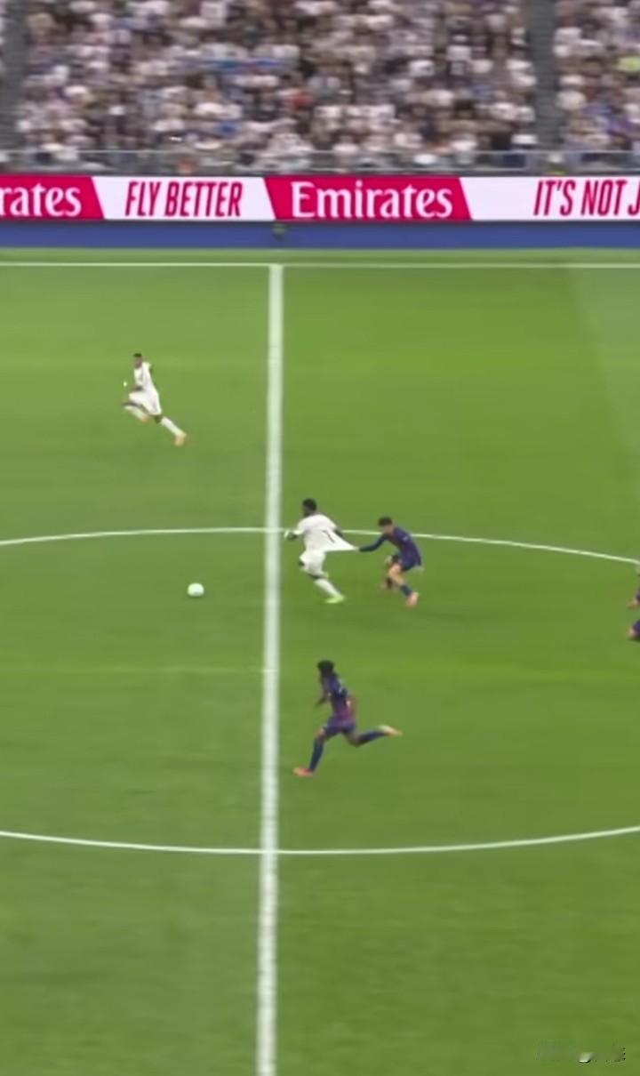 不知道拉衣服犯规是不是属于恶意犯规呢？看着也没什么危险性，最多也就是衣服被拉烂。