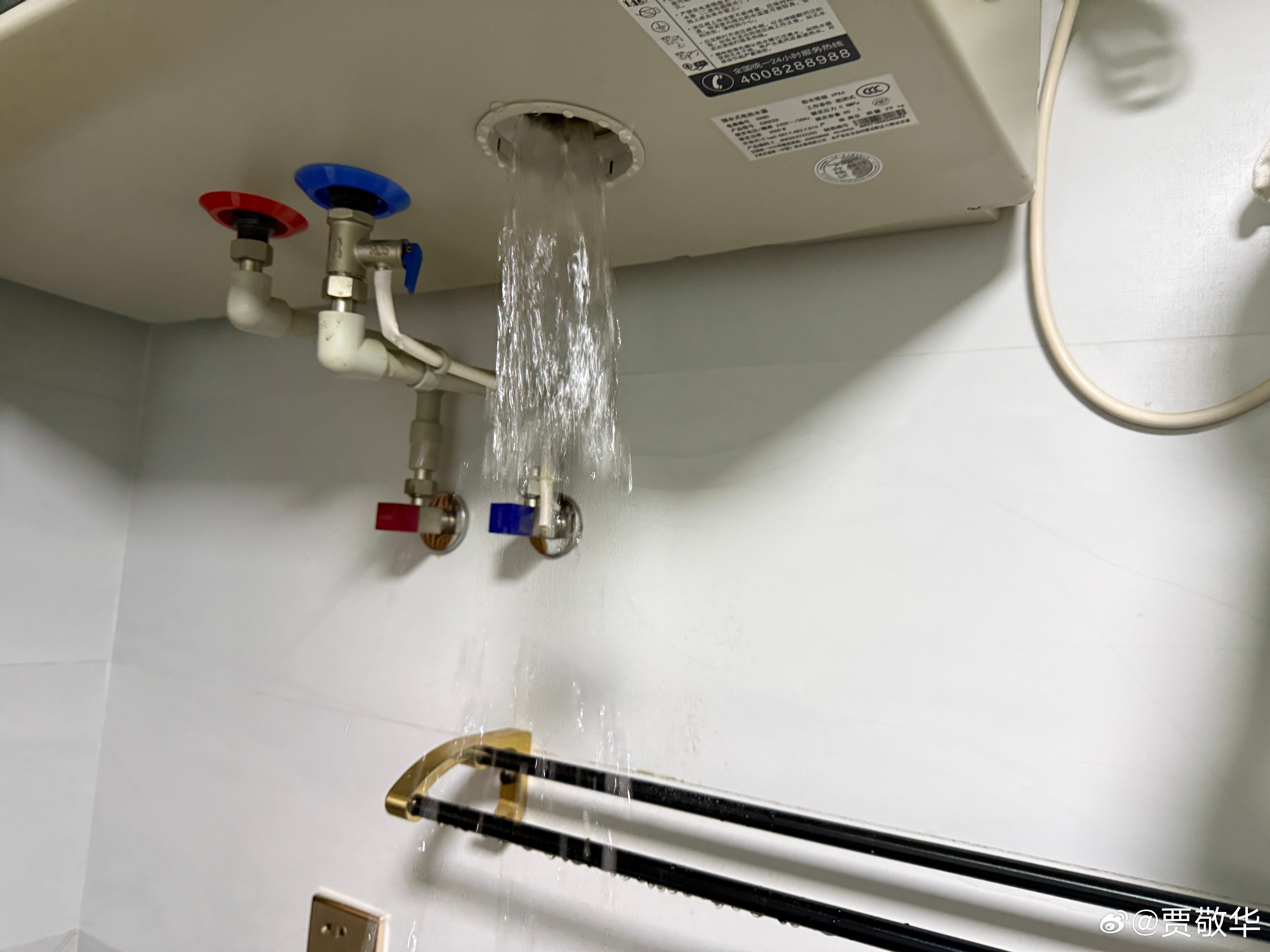 家里的电热水器该清理了，一堆的水垢。看来，家里用软水也有水垢了，这软水是不是坑人