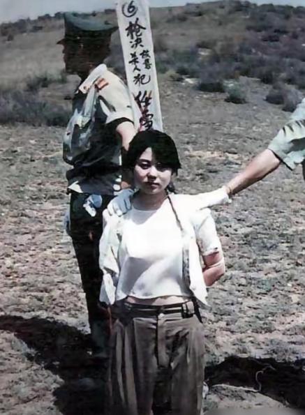 1993年，23岁年轻貌美的 任雪 ，因杀人罪被执行枪决，行刑前，她突然张了张嘴