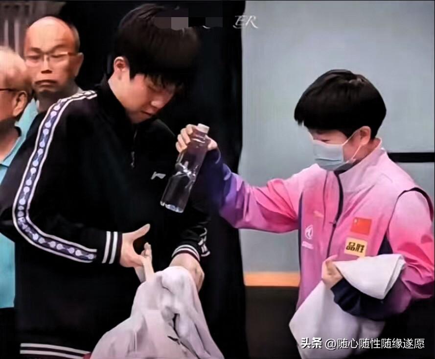 图片里，乖巧听话的头哥展现得淋漓尽致！

头哥认认真真的打开包，妹宝莎莎认认真真