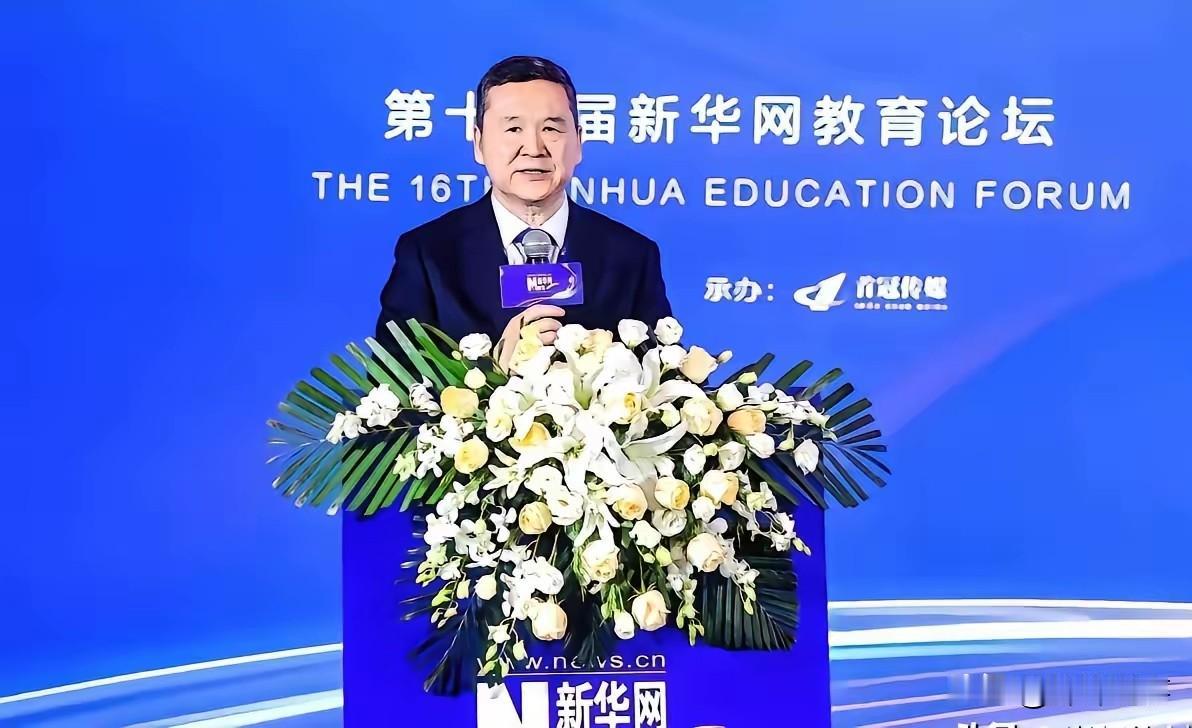 中央这次“十五五”规划，确实戳中了一个扎心的现实：咱们一边是大学文凭越来越“卷”