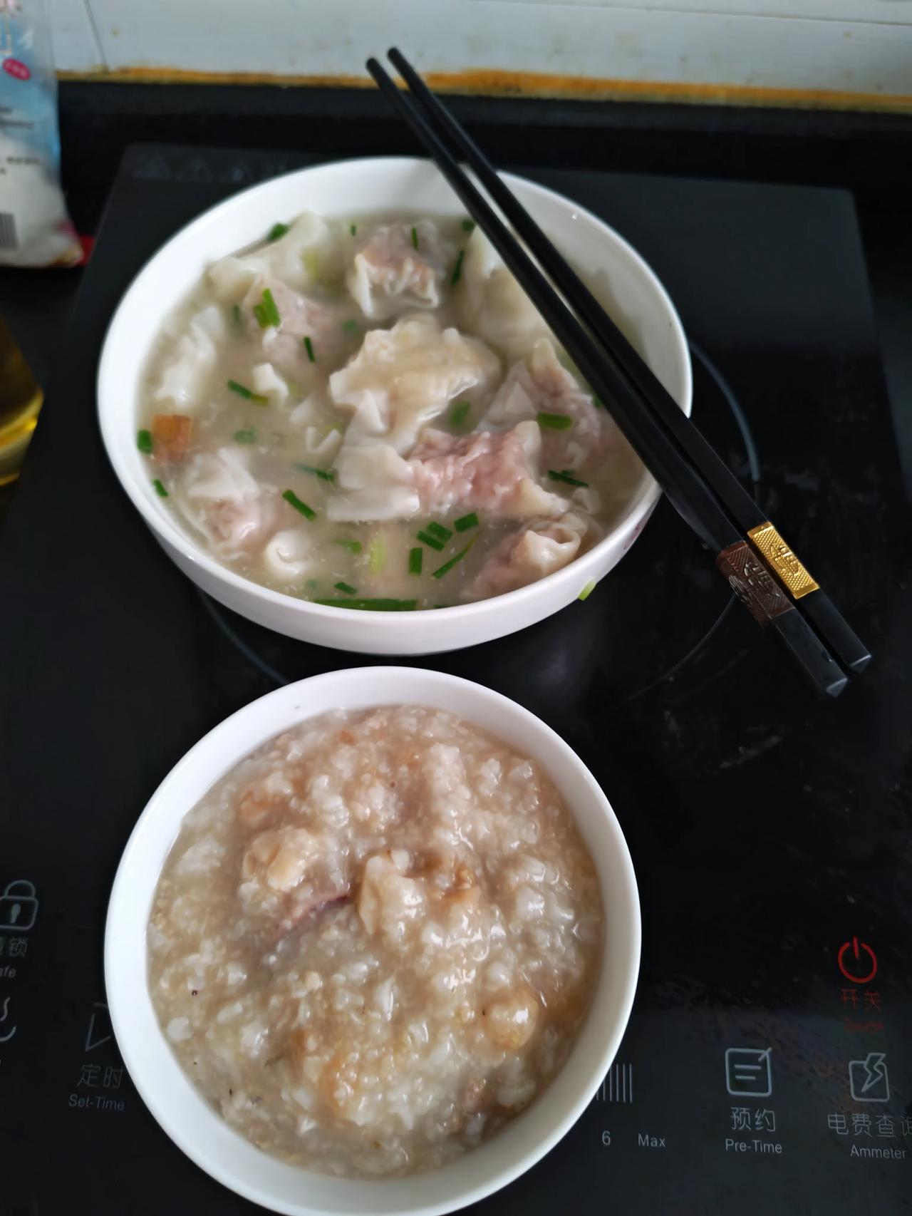 家常暖胃一日餐，简单日子也舒心
 
清晨一碗鲜肉小馄饨，皮薄馅嫩，清汤撒上鲜灵葱