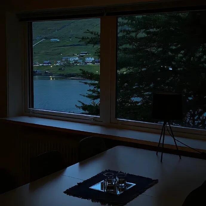 岁月本长而忙者自促天地本宽而鄙者自隘风花雪月本闲而扰攘者自冗 