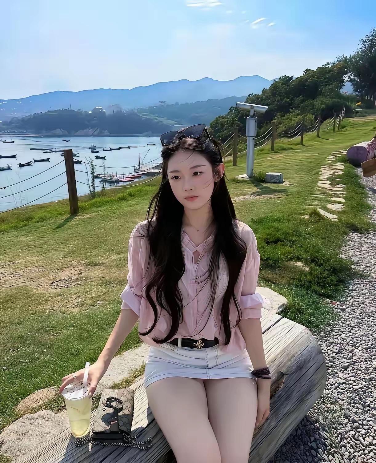 这个打扮不适合走这条海景路吧！