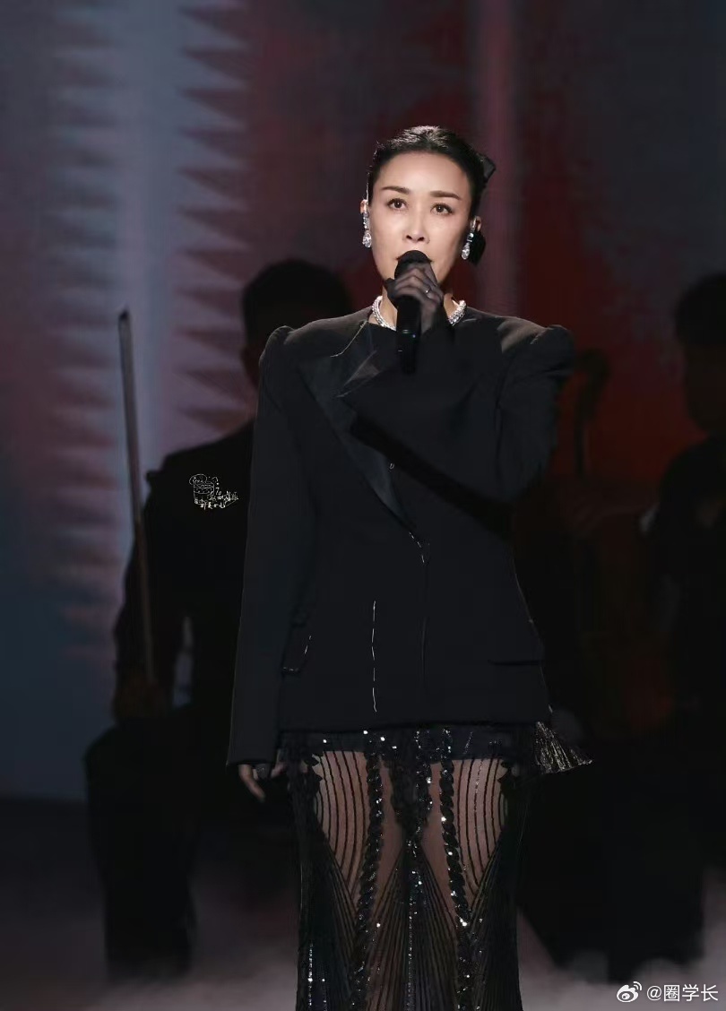 那英唱三五句也要问版权问题那英版权意识真的特别强，不管是使用背景音乐还是引用相关