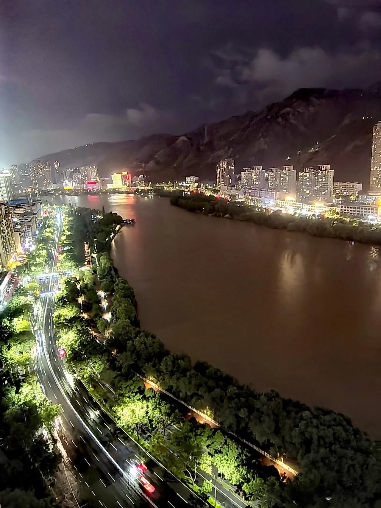 夜雨轻落金城，山峦隐入朦胧云幕。滔滔黄河静淌，河面映着两岸楼宇万千灯火，滨河马路