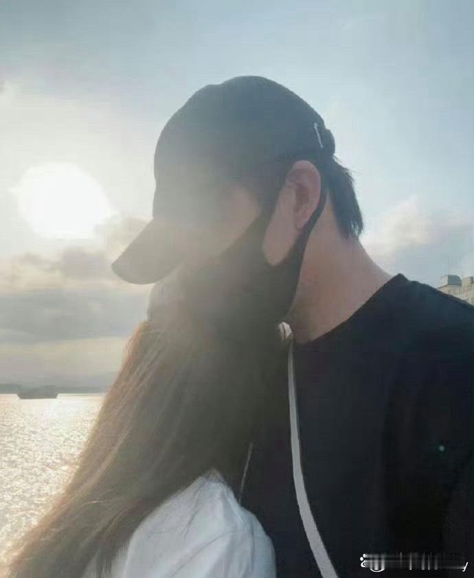 俞灏明与神秘女子合照曝光，女方颜值出众。当年的俞灏明英俊潇洒，令人难忘。 ​​​