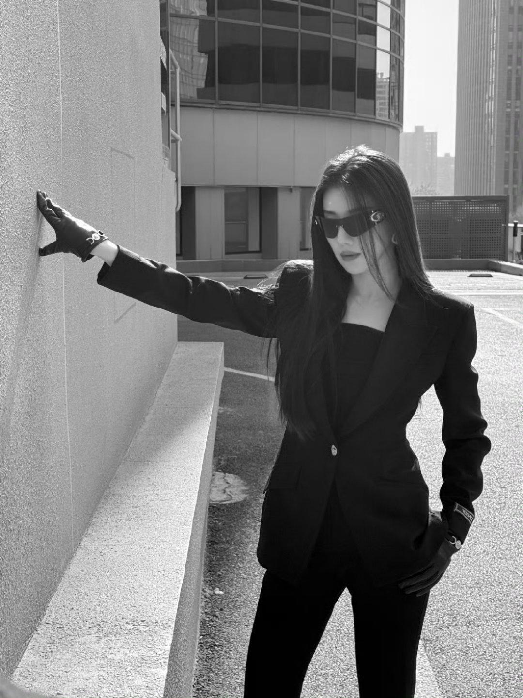 王鹤润冷脸是纯酷 笑起来是甜酷[yeah] 姐姐我们红毯见[爱慕][爱慕] 但我