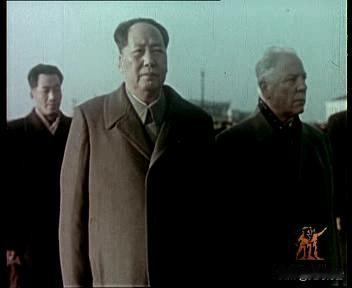 这是老人家一九五七年访问苏联的真实照片。
虽然老人家仍然保持着那种
一声鸡唱，万