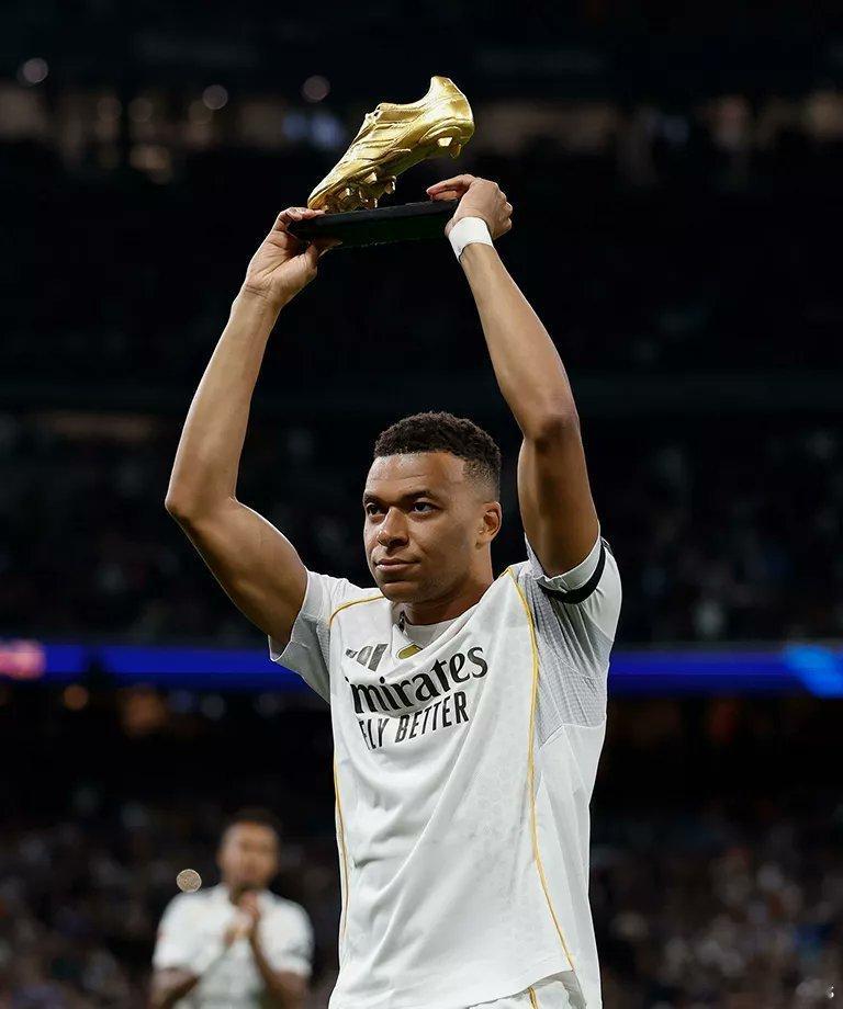 姆巴佩 十年前的今天，16岁的姆巴佩在法甲首秀中埋下传奇种子；十年后的此刻，他正