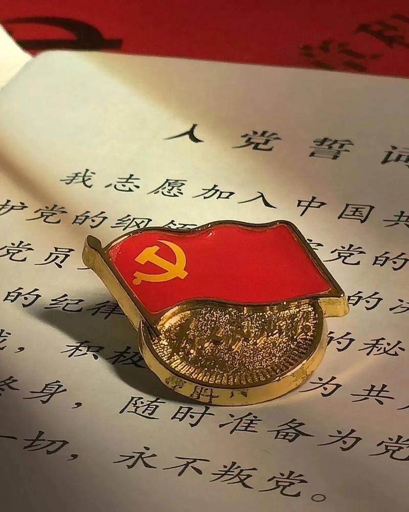 鹧鸪天 · 七一银龄雅会

七月欢声绕画梁，
银龄雅会聚书堂。
诗赓百载旌旗颂，