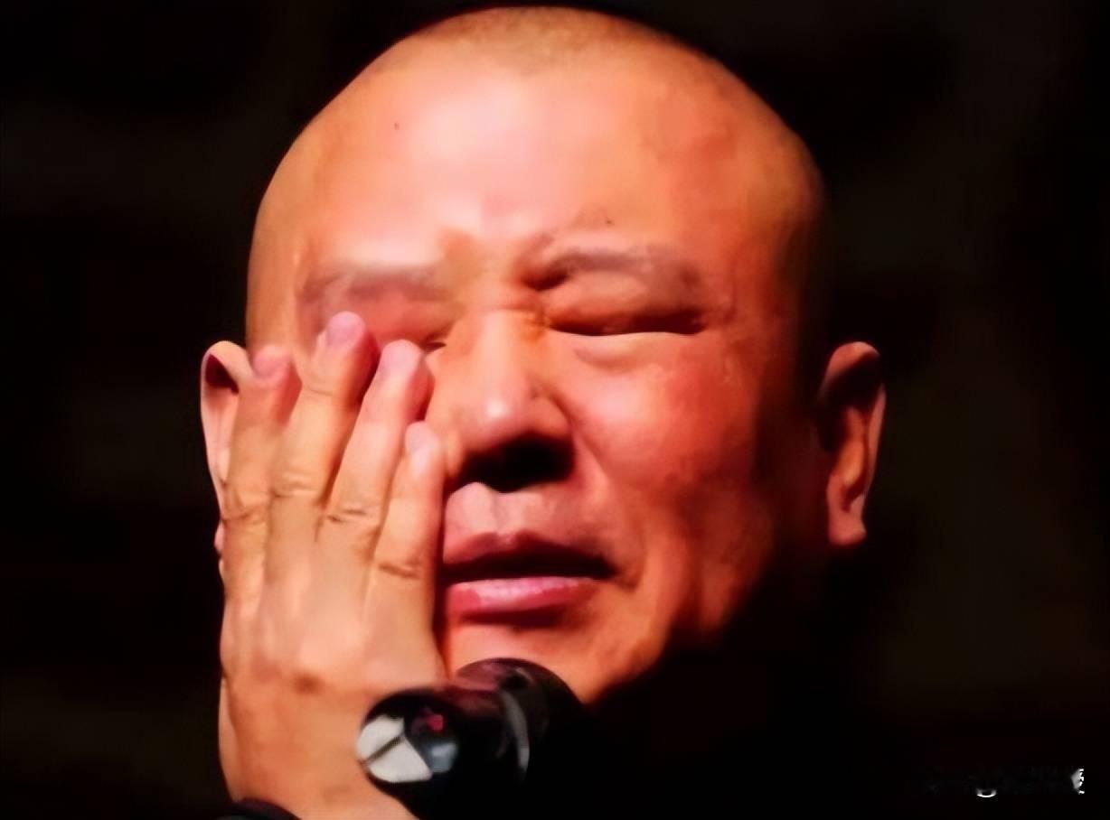 郭德纲被罚
台上改了一句词，台下等来一张48万的罚单。
9月7日武汉市文旅局通报
