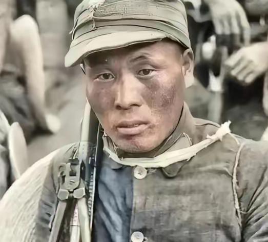 1945年，一名机枪手为了躲避日军，选择绕上山路前进，没想到意外发现100多名正