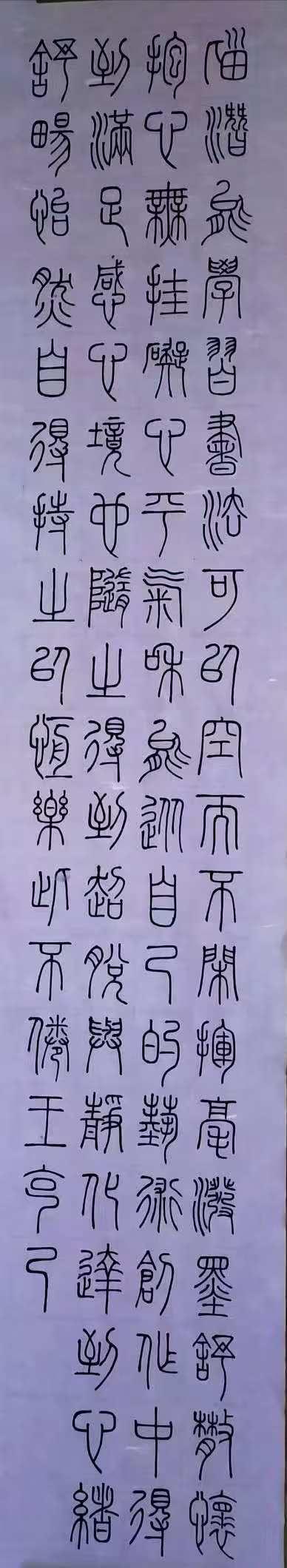 在我住的楼层电梯里，经常碰到一位老年妇女，端着一个盘子，盘子里放满了大小碟碟碗碗