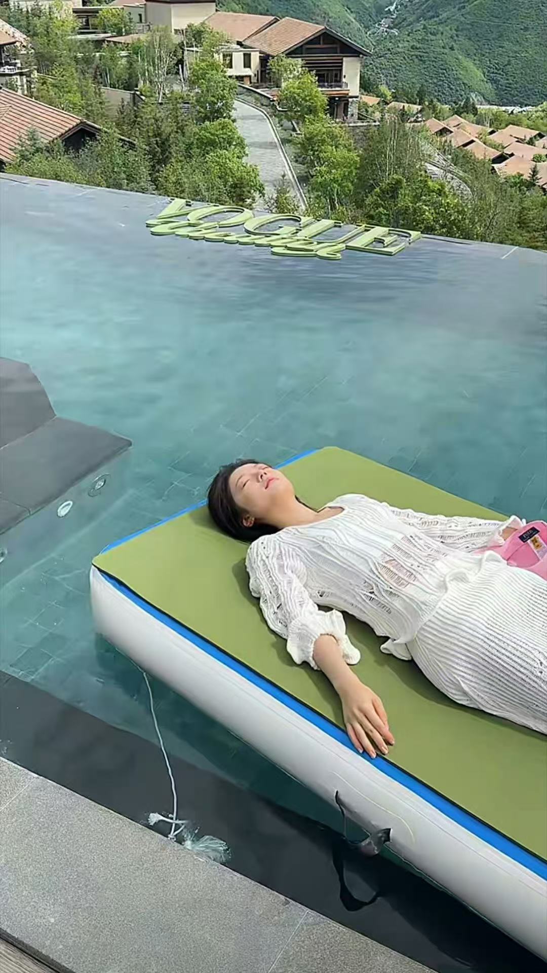 VOGUE行为艺术刘冲行为艺术VOGUE活动第一步早起搞行为艺术 