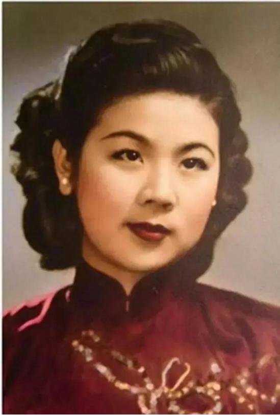 1954年，富家千金席与时，看上了一个穷小子非他不嫁。父亲大怒：“你要敢嫁，我就