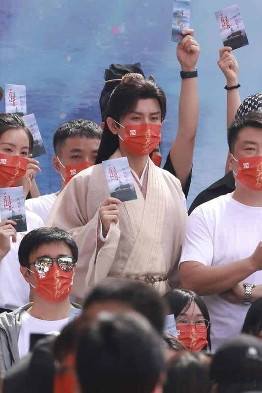最喜欢成毅的《莲花楼》。他饰演的李莲花将隐忍与豁达演绎到极致，从天下第一到淡泊游