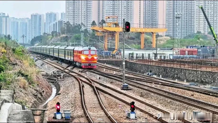广茂铁路，DF4B橘子内燃机车牵引客车通过三水西站。在经济发达的广东省珠三角地区