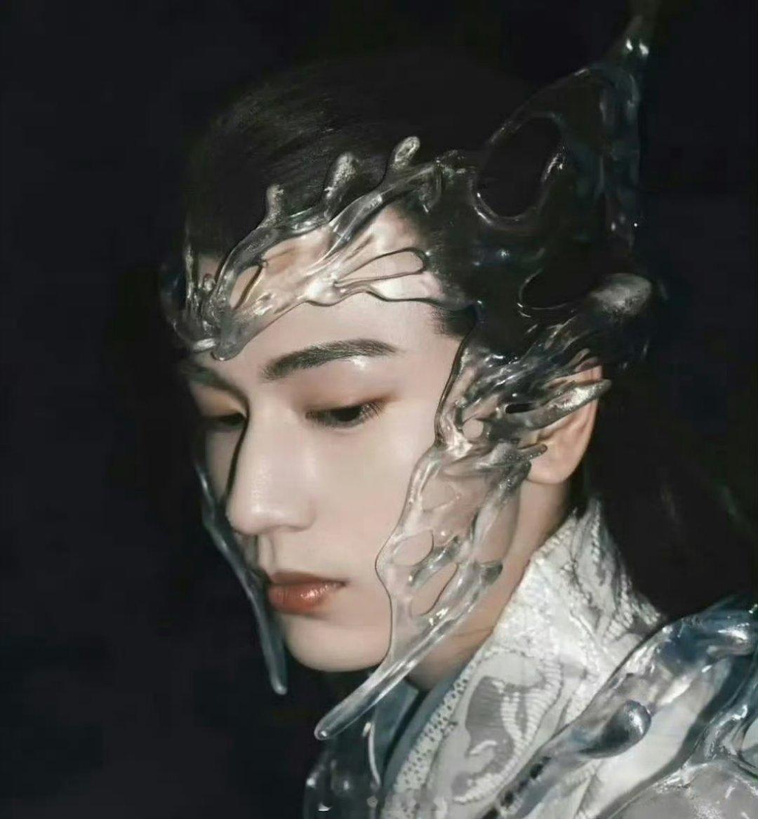 张凌赫VS田栩宁这两位的类似款妆造来了，都是头上戴着冰雕似的头饰，一位待爆，一位