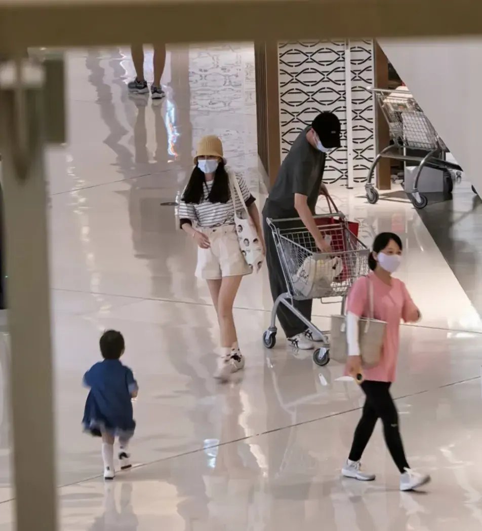 任重和孙骁骁带女儿逛商场，1岁多女儿刚会走路，穿着蓝裙子好可爱！ ​​​