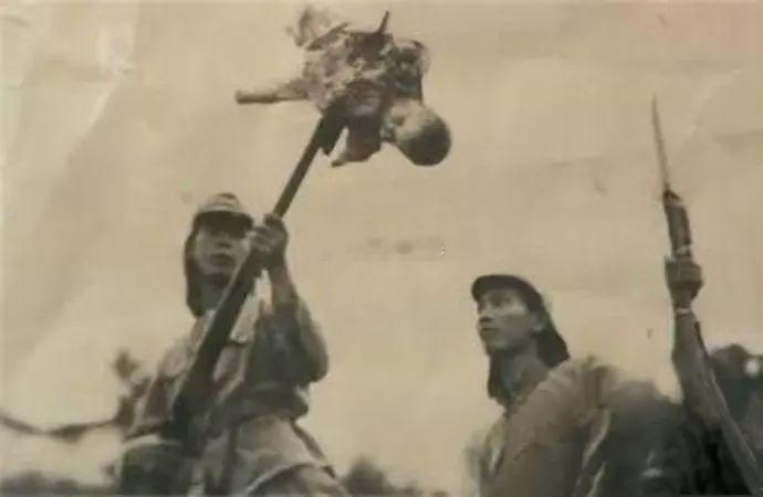 #向孩子举起屠刀的人十恶不赦#是的，不管是那个国家的人，向孩子举起屠刀都是可耻的