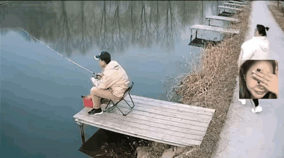 大哥稳坐钓鱼台，
眼瞅鱼儿将上钩。
忽来一位胖姐姐，
一脚踩倒落水娃。
鱼没钓到