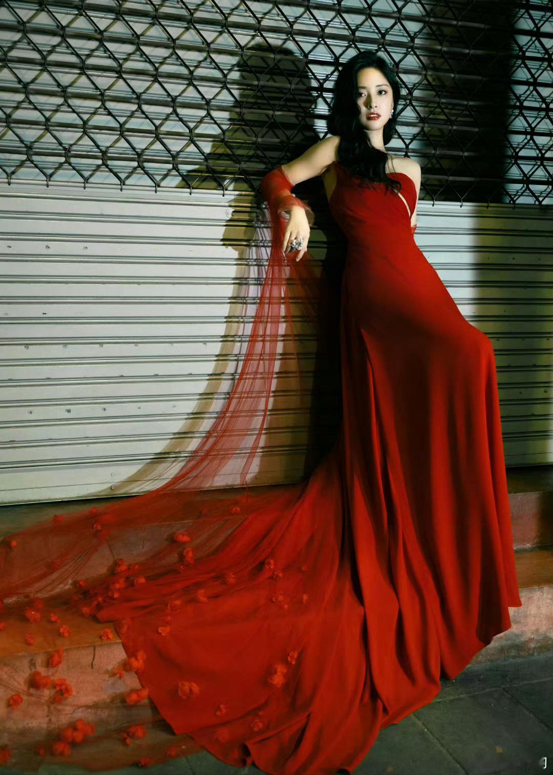 沈月港风美人 沈月这套港风造型太绝了吧！晚风吹着头发，夜色里笑意盈盈，完全就是老