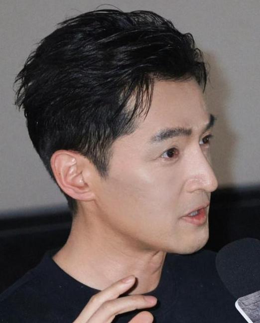 演员胡歌于2026年9月24日下午通过个人微博发文，送别当天凌晨去世的表演艺术家