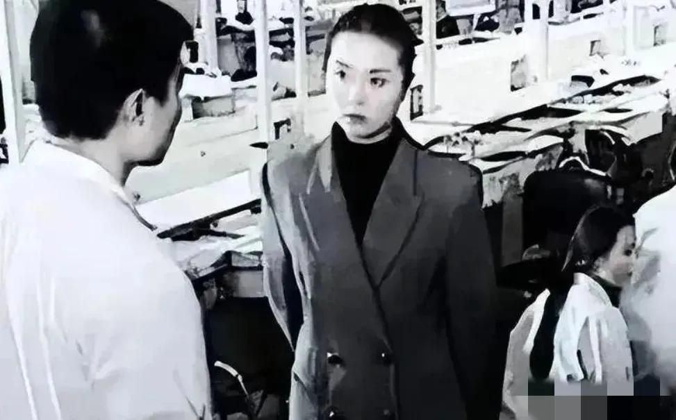 1995年，一名韩国女老板走进车间，她威胁120多名中国员工：“全部跪下，不跪的