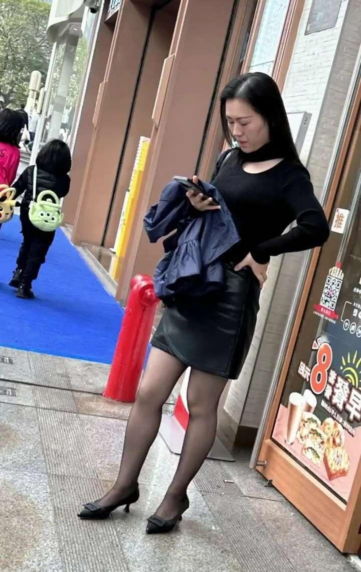 今天村里炸开了锅，老李的葬礼上，竟然有人笑出声来。说起来，老李这人活着时就是个幽