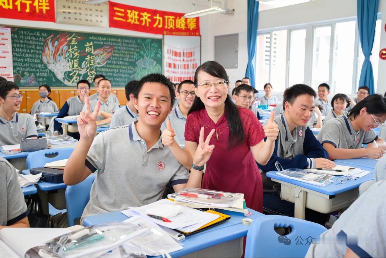 【清北录取数厦门第一！最牛逼的班！】
厦门一中思明校区高三3班，10人录取清华北