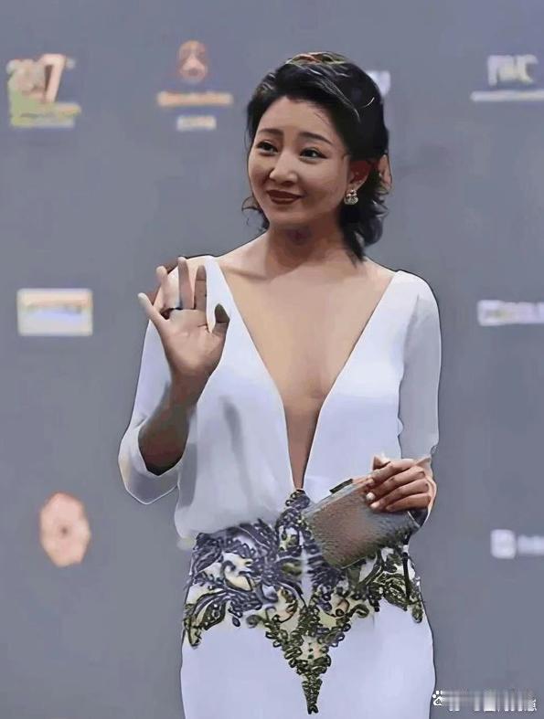 殷桃若穿这件礼服会好看吗？款式尽显格调，就是不知能否和她的风格完美契合～ ​​​