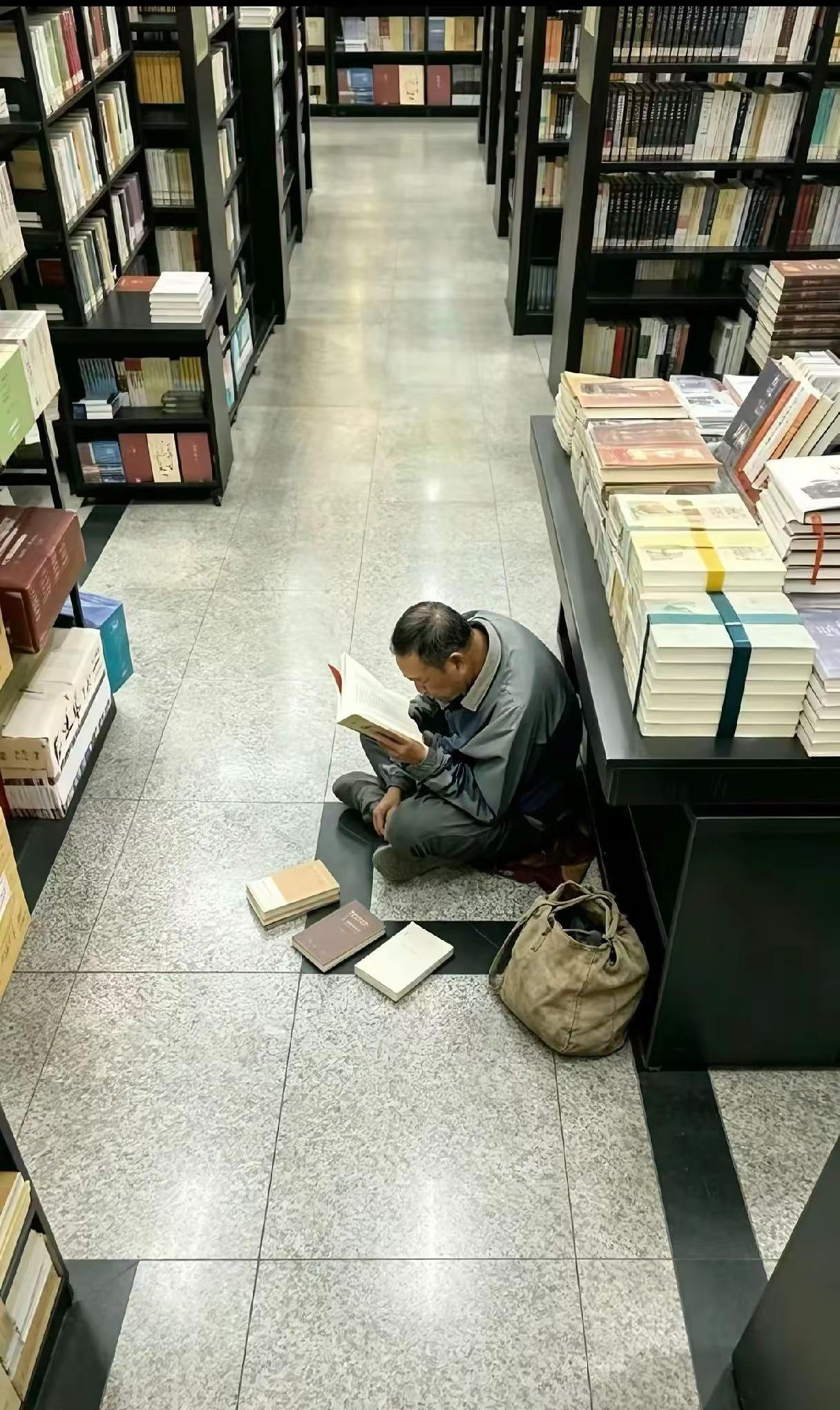 图书馆的回应超有温度[强]有市民投诉杭州图书馆有流浪汉，接受不了图书馆回应：我无