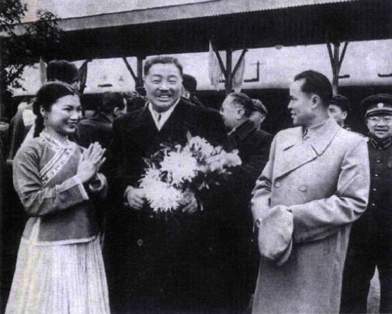 1958年3月3日，韦国清在南宁迎接贺龙元帅和张云逸大将