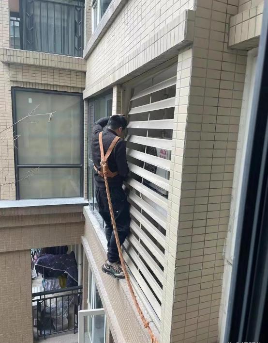 [微风]湖南一男子爬上了阳台修空调，恰巧看见了对面阳台上正洗澡的女邻居，女邻居大