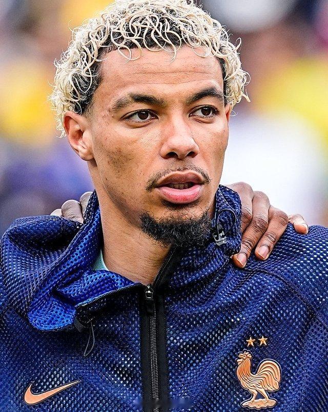 埃基蒂克无缘世界杯 据《巴黎人报》报道，雨果·埃基蒂克将无缘世界杯🤕昨晚利物浦