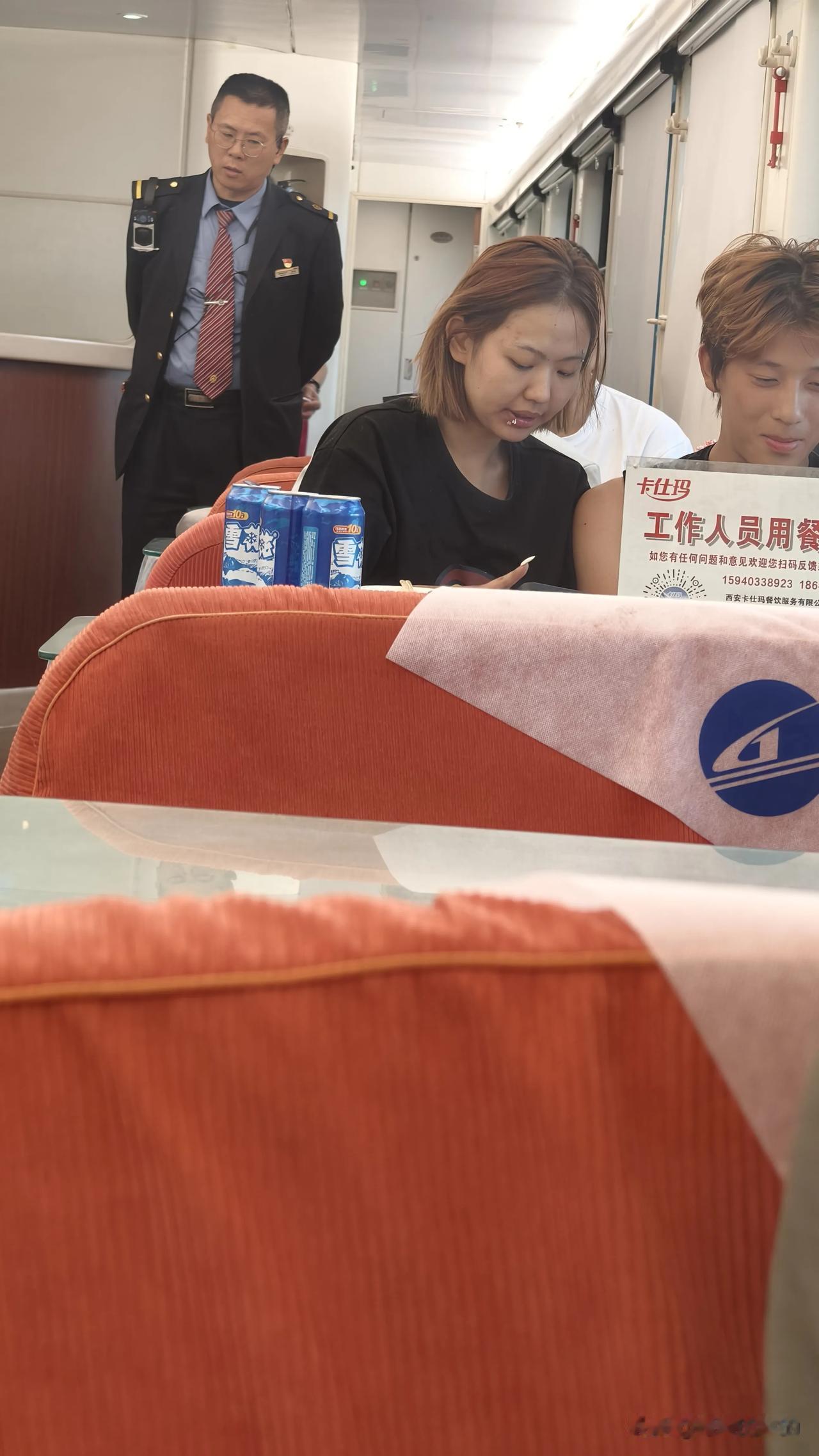 这菇凉
嘴上打了个环