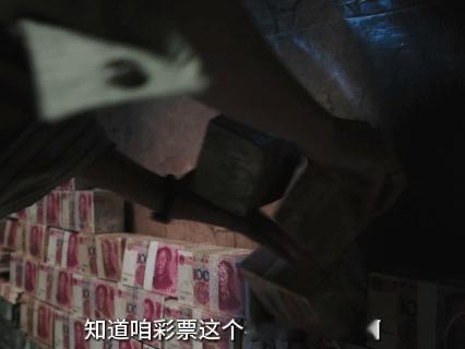 男子家中砸墙意外砸出三千万现金原本平平无奇的生活，因一堵墙彻底改变，余鸣的暴富之