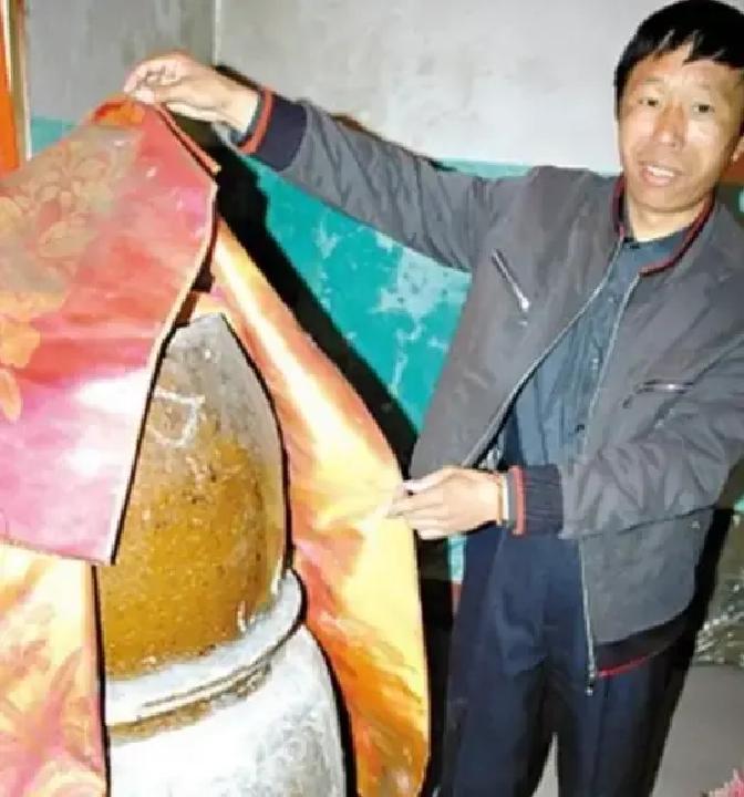 2000年，江西一农民去世后，儿子将父亲遗体放进了大缸。村里人纷纷说儿子不孝，没