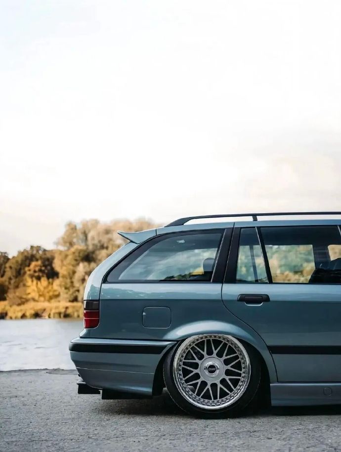 汽车 宝马E36 Touring 330i低趴改装案例！简直太有韵味了！ 