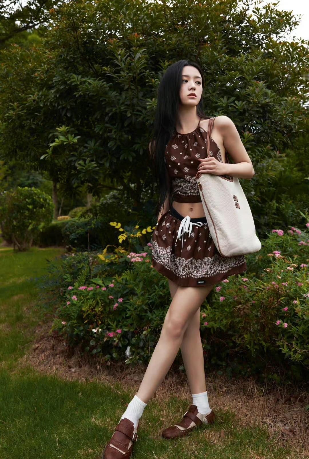 包上恩和鞠婧祎撞衫了，还是包上恩比较高级 ​​​