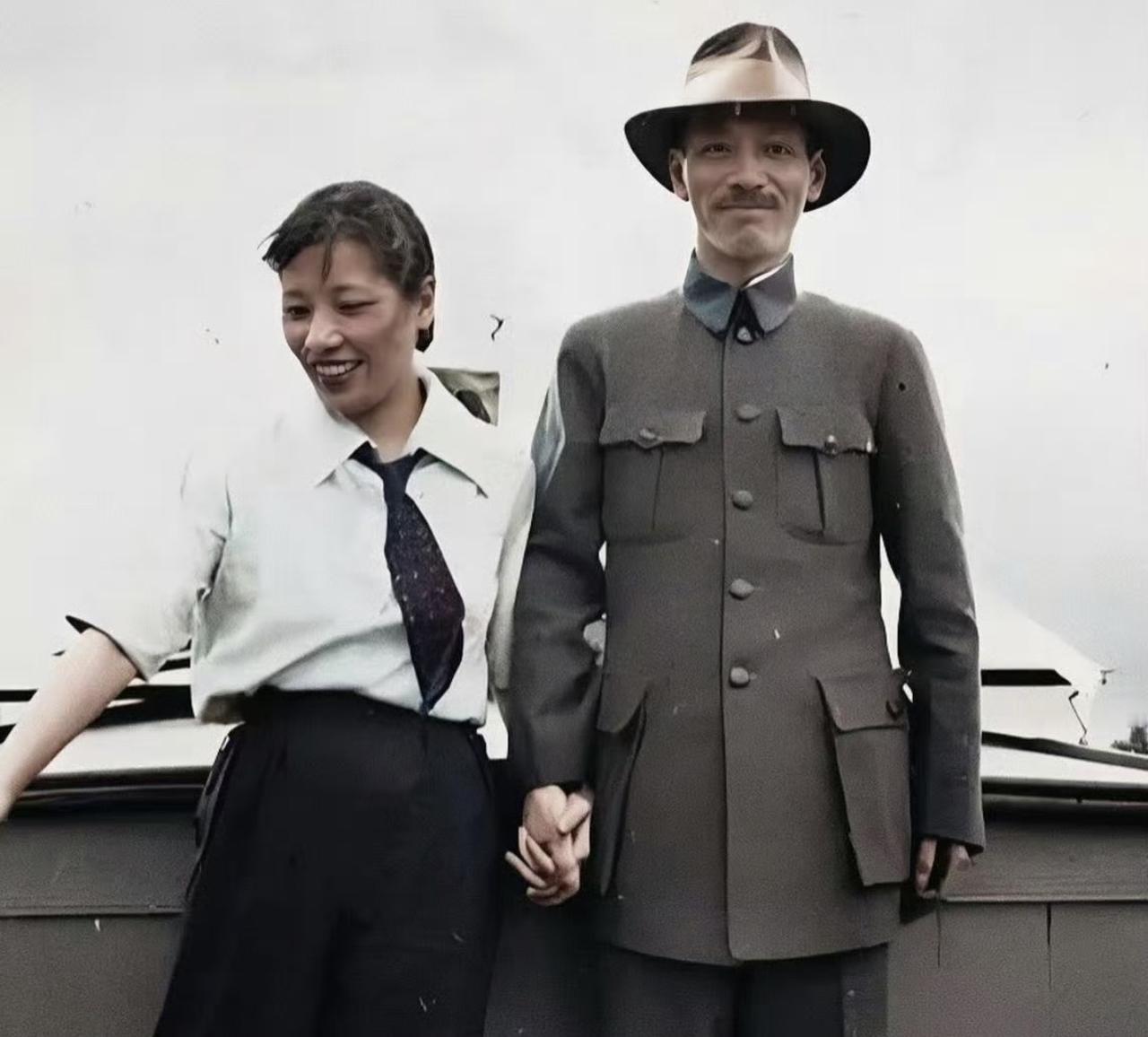 热恋中的蒋介石和宋美龄！一点儿没看出甜蜜！他俩之间有爱情吗？！

再说这啥玩意啊