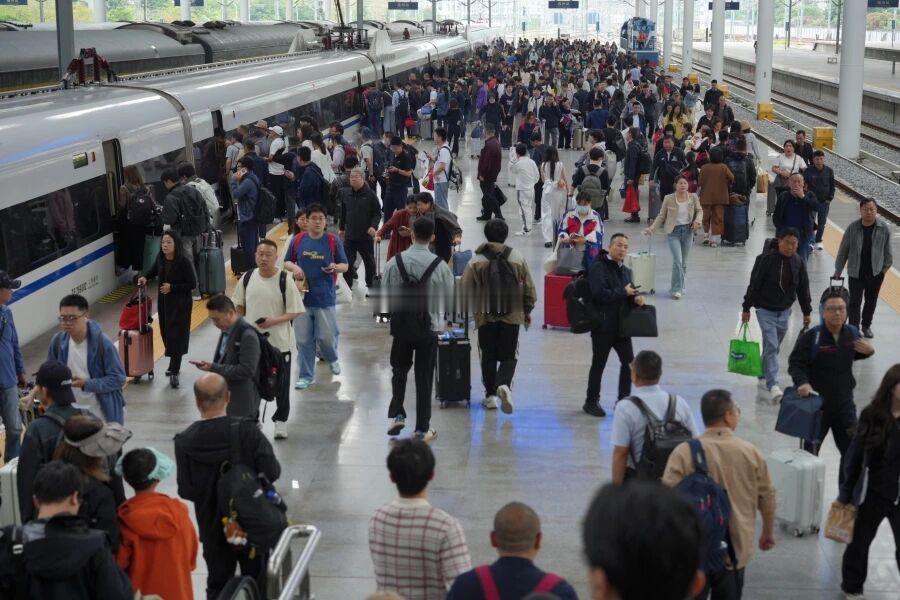 五一假期第三天 福州车站预计发送旅客15万人次，较前2日的客流峰值有所下降，客流