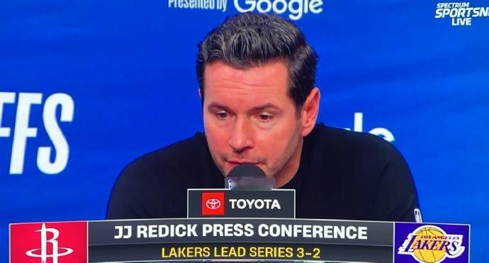 雷迪克谈湖人失误：

“失误的形式多种多样。关键在于限制失误，但你也必须给球员自