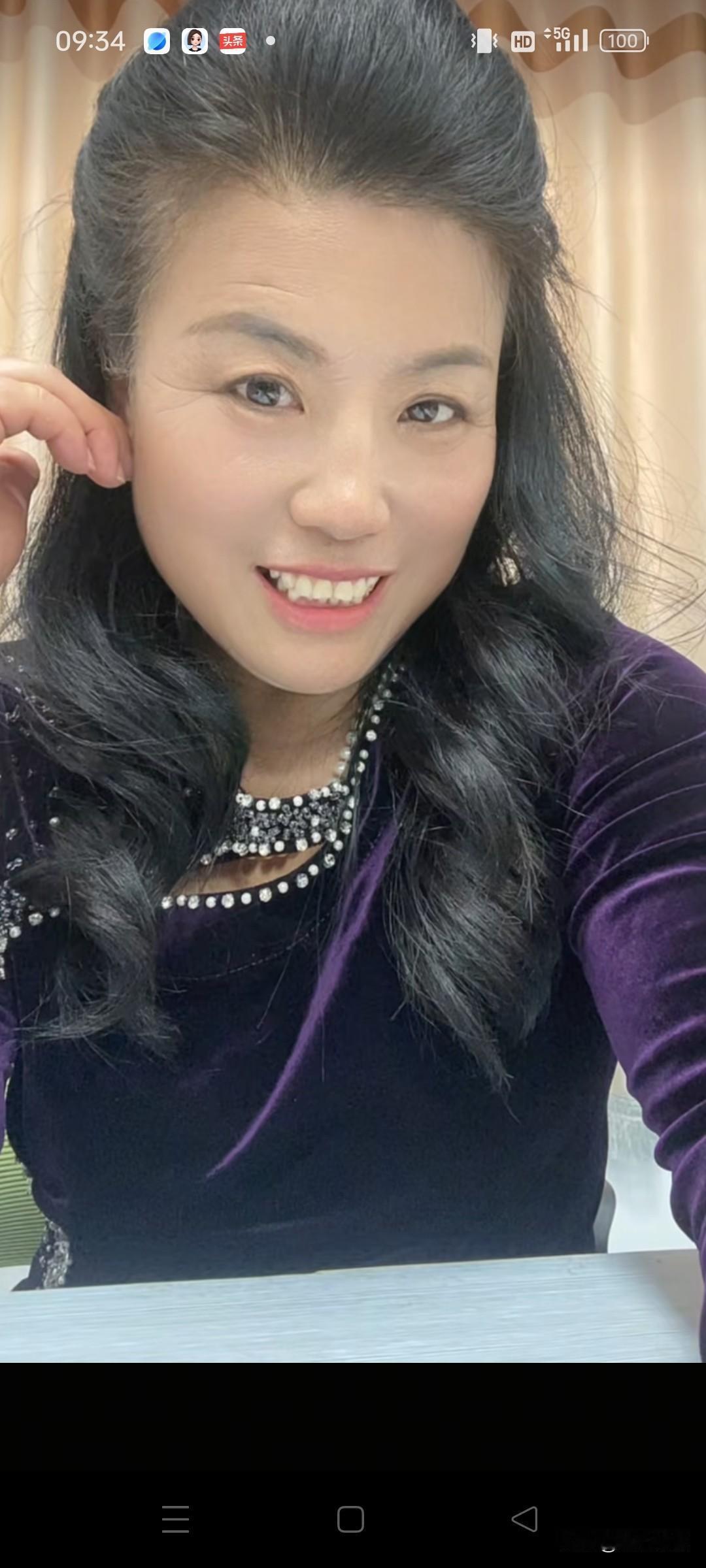 优雅紫衣，闪耀珠宝，微笑的魅力！💄✨