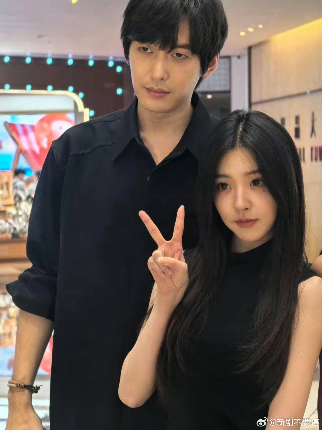 柳柳周佑凌线下偶遇柳柳周佑凌双双发长文官宣了！周佑凌说第一眼看见柳柳在钢琴前弹琴