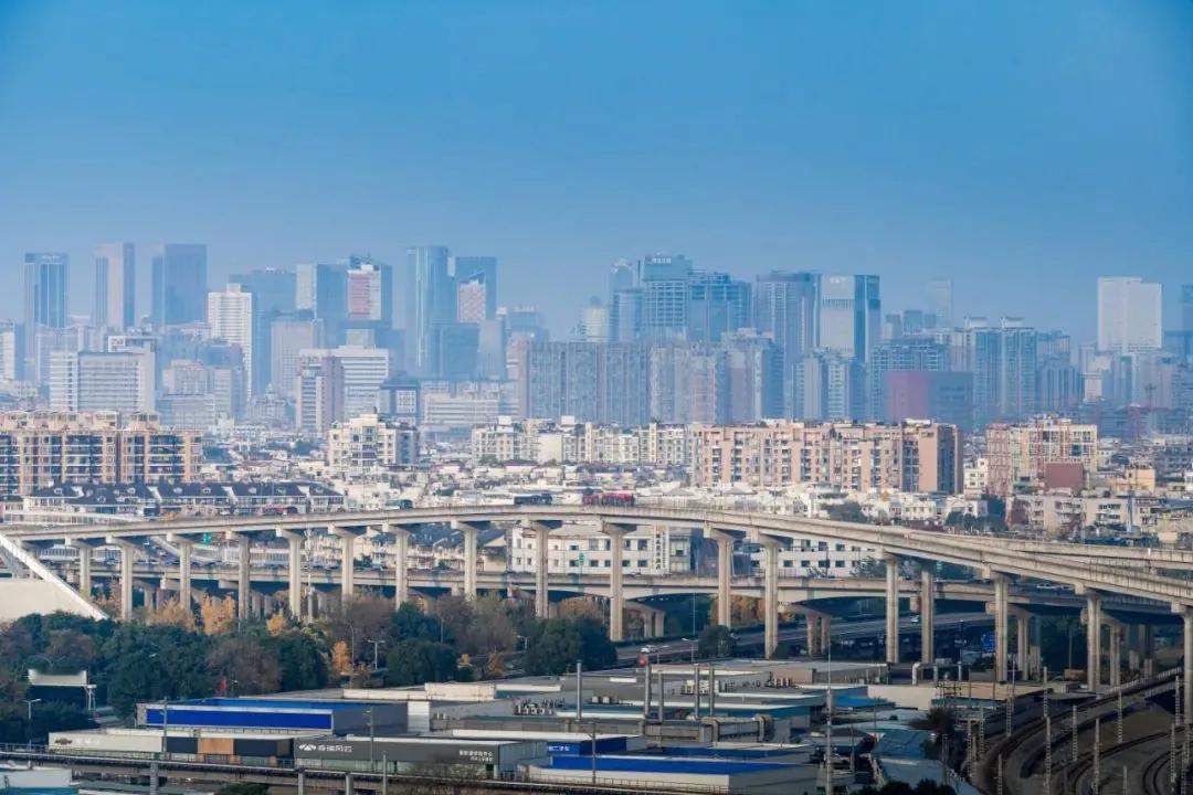 成都首批具备 L4 级别功能的 6 米自动驾驶公交车即将上线，计划在成都未来科技